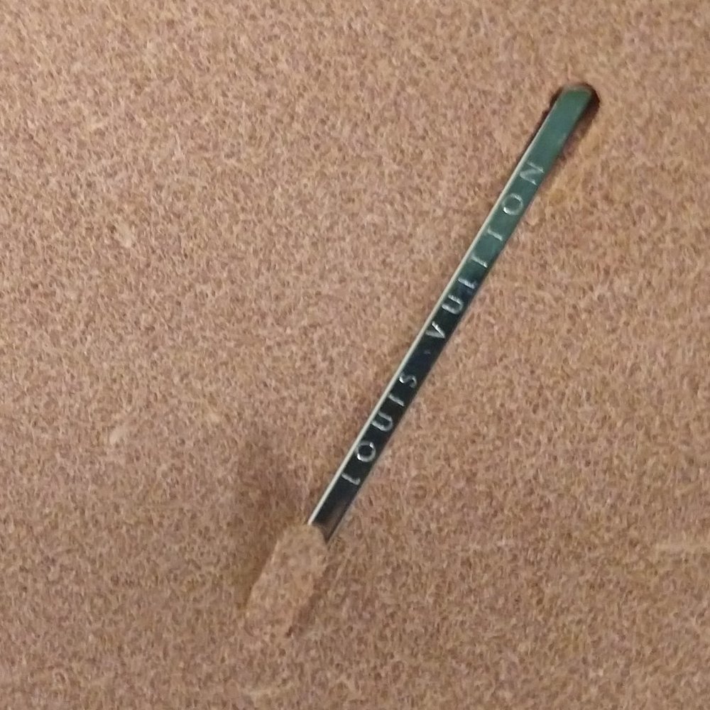 Louis Vuitton Monogram Vernis Flower Hair Pins - Picture 8 of 11